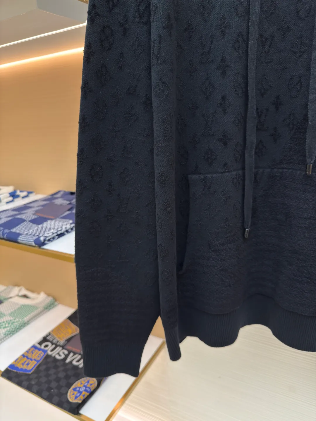 LOUIS VUITTON Jacquard hooded long-sleeved sweatshirt ●Authentic product: Purchased and developed for 14999 ●Item number: 1680357-B10 ●Material: fine cotton yarn fabric ●Technology: jacquard production ●Version: fitted version ●Weight: about 925 grams ●Size: S-M-L-XL ●Description: 40 counts of high-quality fine cotton yarn and 18 counts of rayon centipede loose yarn. Using a Japanese imported machine (Muratec) 14 knitting machine, wool jacquard. Washed wool, customized 1:1 trademark, loose fit. , the color is consistent without color difference. It can be matched with the same style to create a fashionable look, and can be used in various occasions. Customized accessories, complete with three standards, same style for men and women!